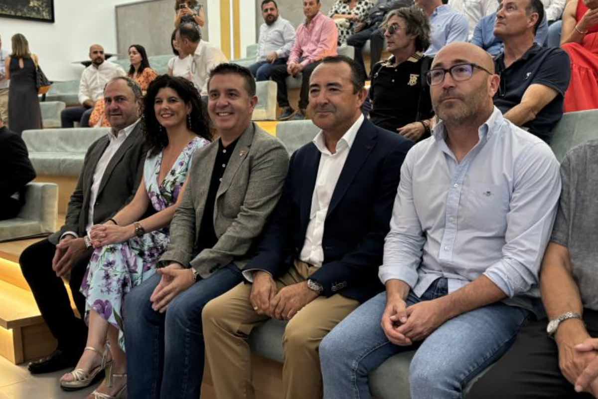 El consejero de Agricultura, Ganadería y Desarrollo Rural, Julián Martínez Lizán, en una visita al Rural Innovation Hub de Barrax (Albacete)