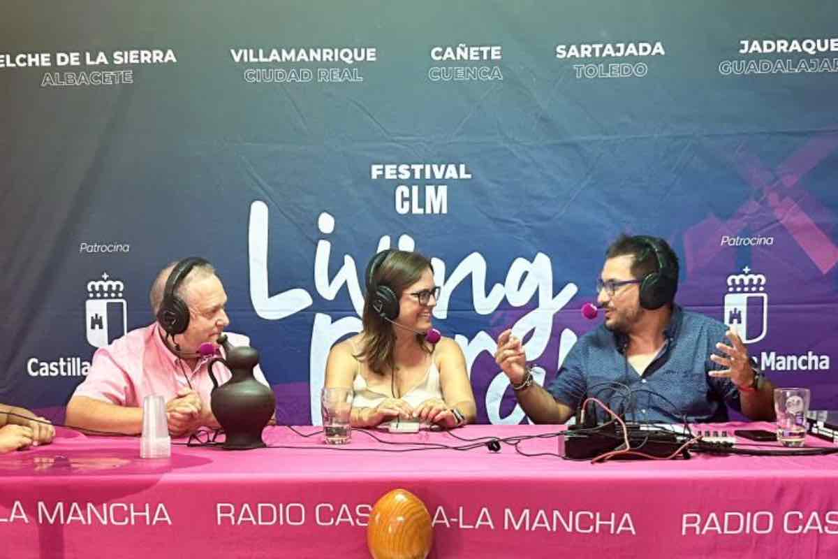 La consejera portavoz del Gobierno regional, Esther Padilla, en el municipio toledano de Sartajada