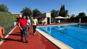 El alcalde de Ciudad Real, junto a varios concejales, ha visitado la piscina de Valverde