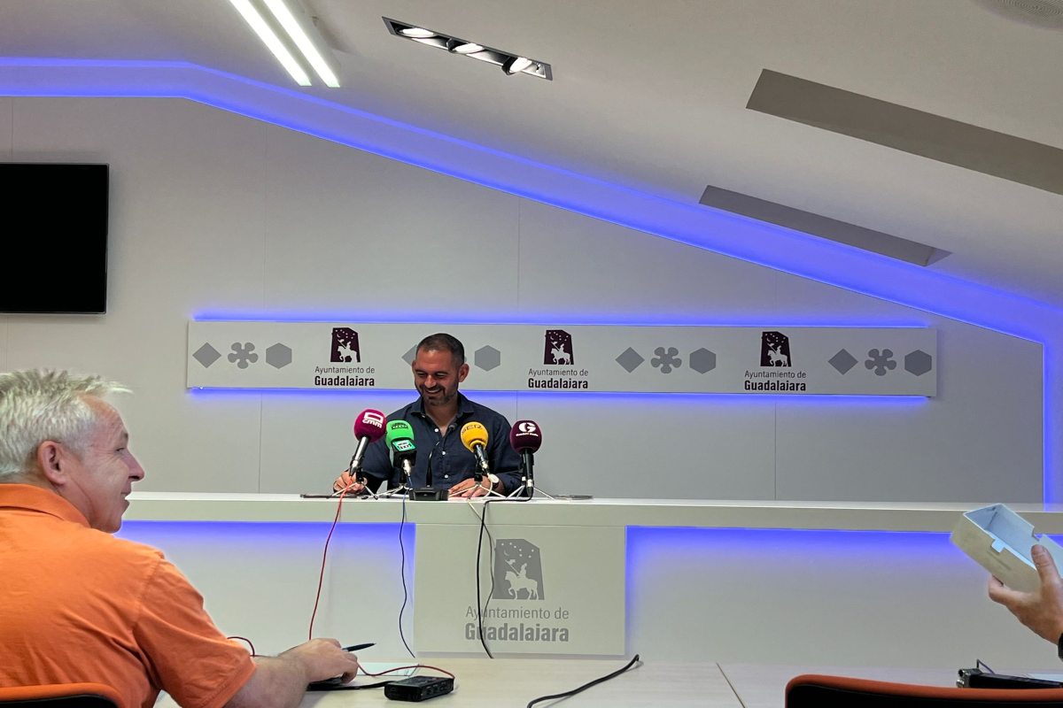 Santiago López Pomeda, concejal de movilidad del Ayuntamiento de Guadalajara, presenta las novedades del expediente de contratación de aparcamiento regulado