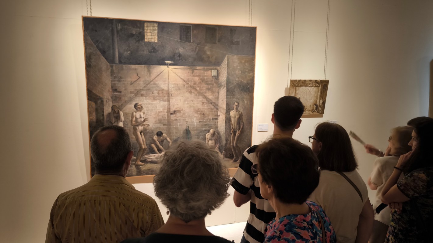 Visitantes disfrutando de uno de los cuadros de López Villaseñor