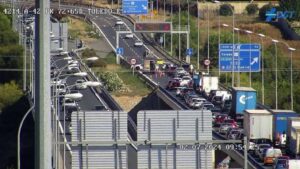 Atasco en la A-42 por una colisión en cadena.
