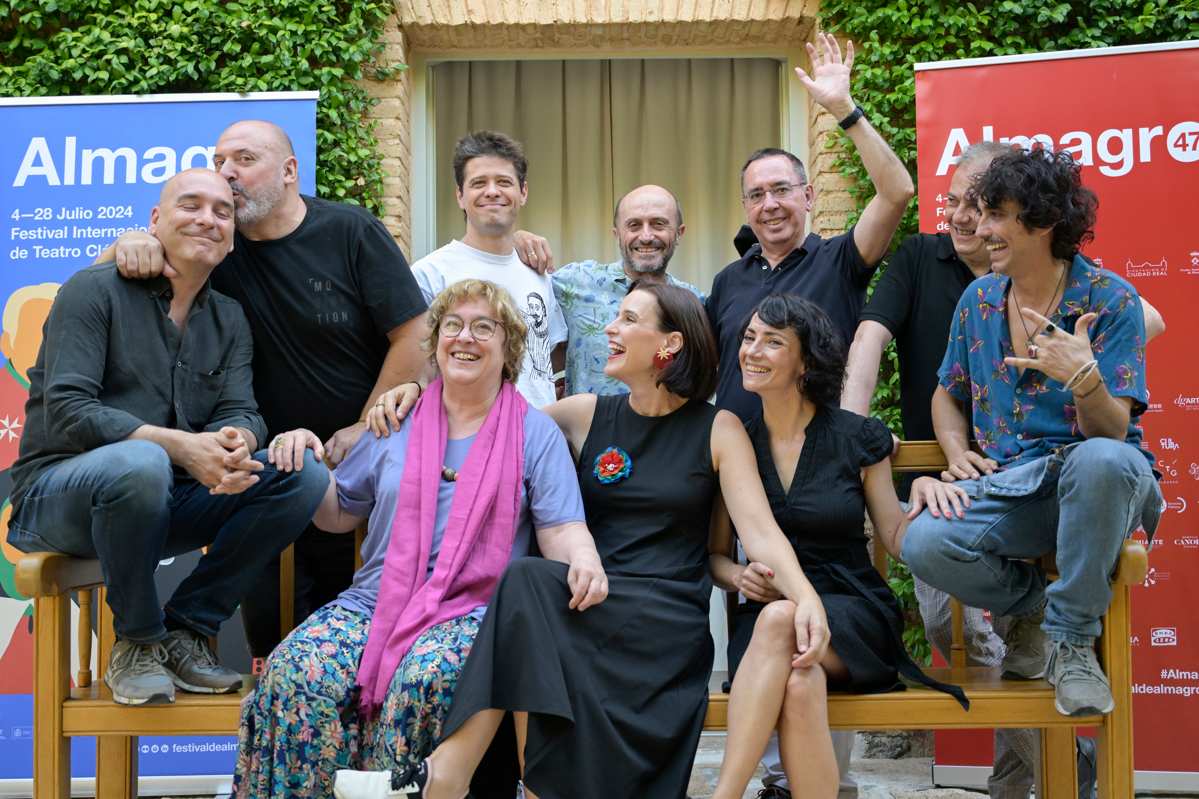 Laila Ripoll (centro, a la izquierda) participó en la presentación de las obras de los días 19 y 20. Foto: EFE.