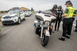 Control de alcoholemia de la Guardia Civil en campaña de prevención de accidentes en motos y ciclomotores