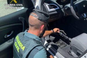 En ese compartimento encontró la droga la Guardia Civil de Guadalajara.
