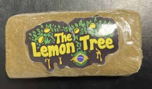 El hombre llevaba el hachís en este envoltorio de plástico.