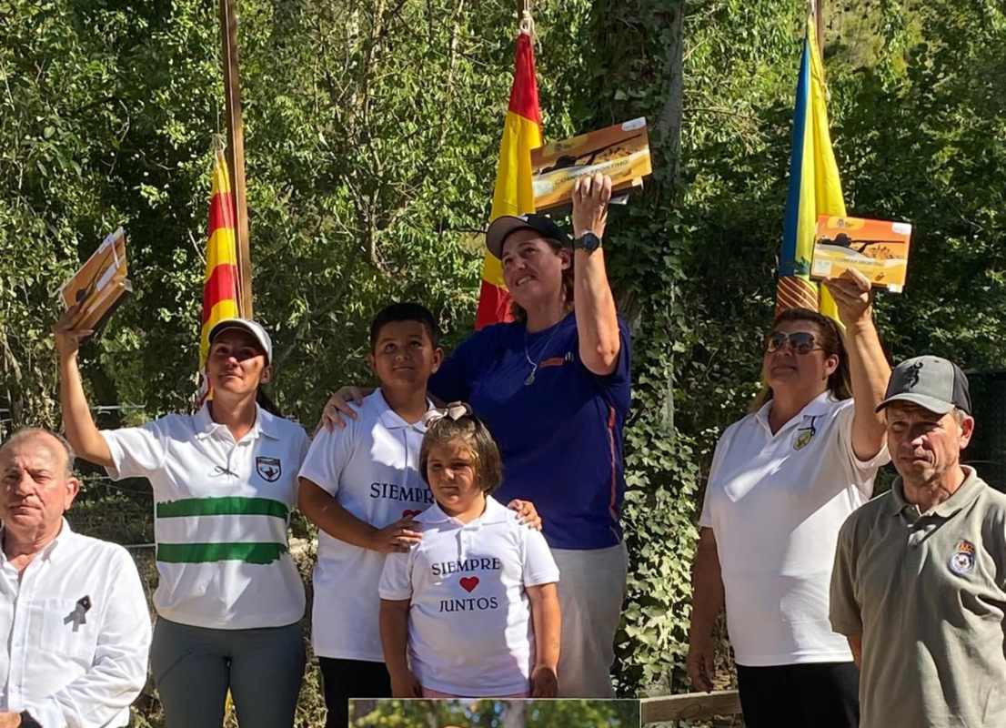 Beatriz Laparra, con su trofeo de campeona de España.