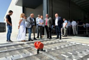 El consejero de Agricultura, Ganadería y Desarrollo Rural, Julián Martínez Lizán, en la inauguración de la planta de procesado de pistacho.