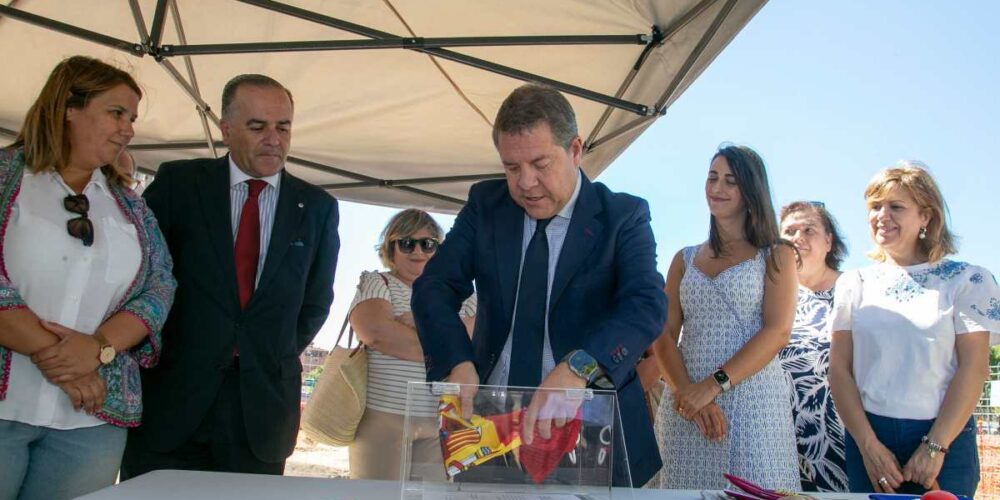 Acto de colocación de la primera piedra en el centro de alzhéimer.
