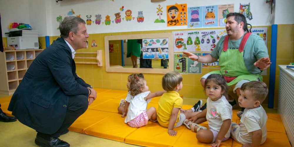 Inauguración de una escuela infantil en Santa María de los Llanos (Cuenca).
