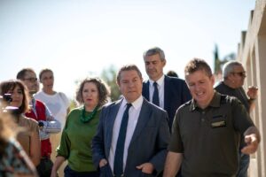 Emiliano García-Page, en el Centro de Recuperación de Aves de Sevilleja de la Jara.