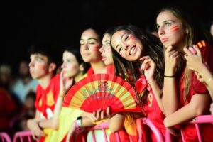 Varios jóvenes viendo un partido de fútbol en Toledo. Foto: ENCLM/Rebeca Arango