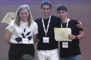 El trabajo premiado ha sido el realizado por Arturo Palomino Moreno y Diego Gutiérrez Blesa, ambos alumnos de primero de bachillerato del IES Consaburum de Consuegra (Toledo)