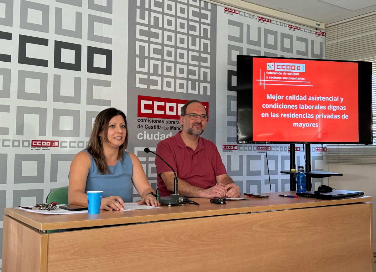 El secretario general de CCOO Ciudad Real, José Manuel Muñoz, y la responsable de Sanidad Privada y Sectores Sociosanitarios de CCOO en Ciudad Real, Sara Macías