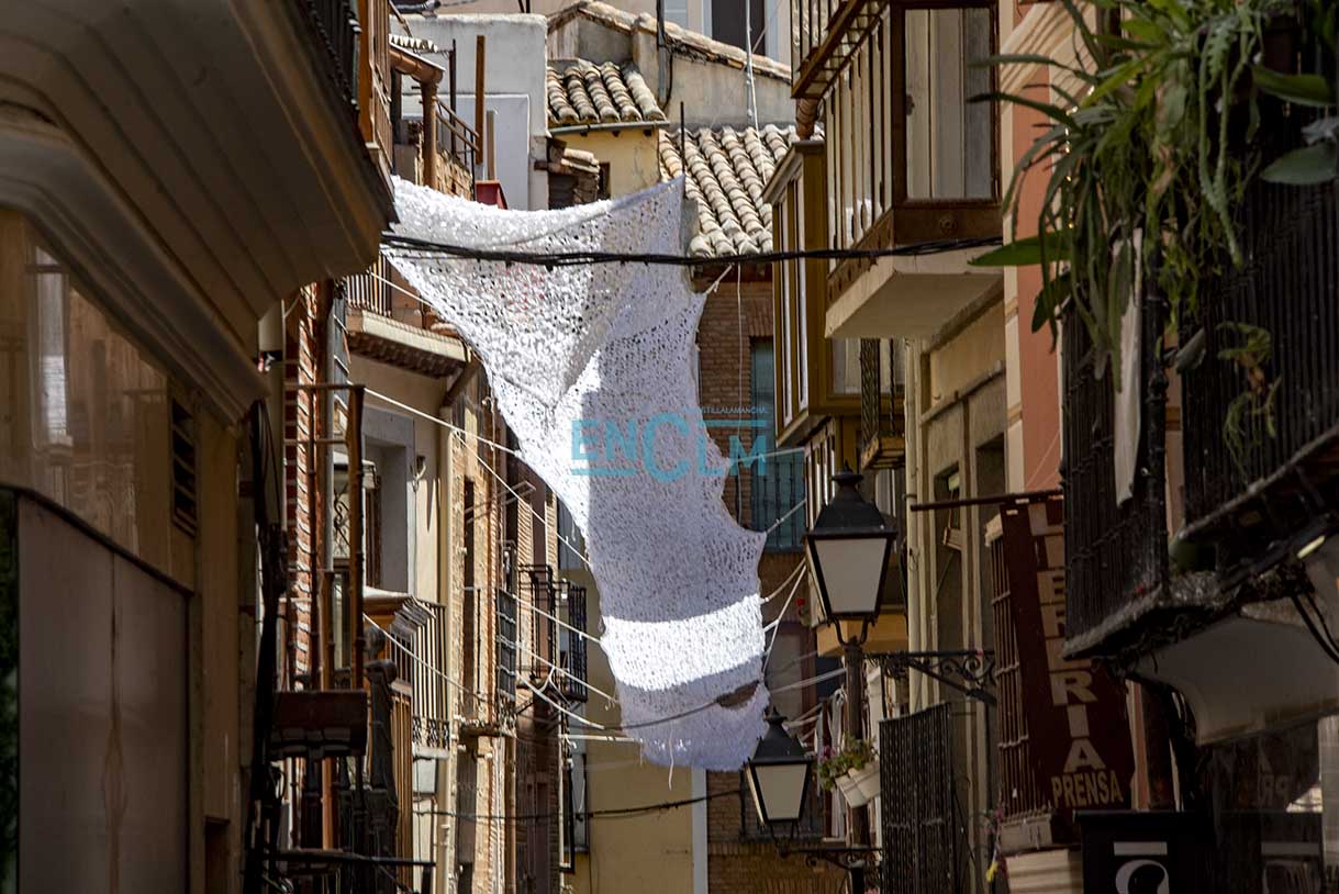 Toldo hecho por los comerciantes en la calle Martín Gamero