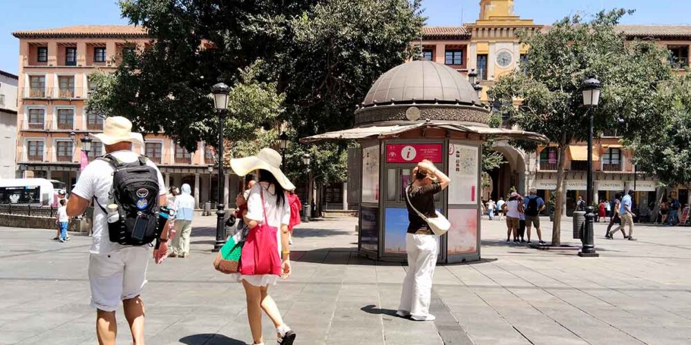 Turistas pasean por la plaza de Zocodover en plena ola de calor