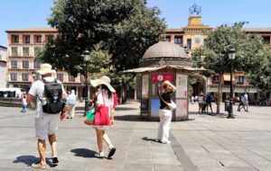 Turistas pasean por la plaza de Zocodover en plena ola de calor