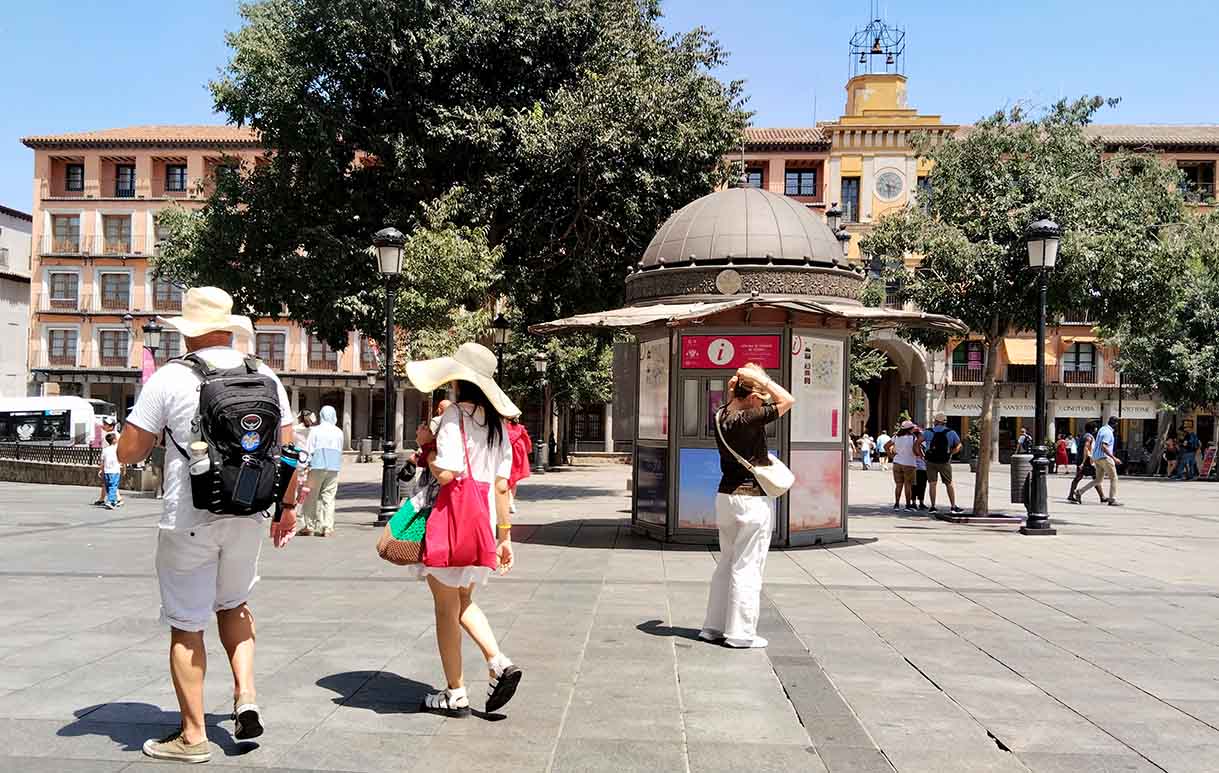 Turistas pasean por la plaza de Zocodover en plena ola de calor