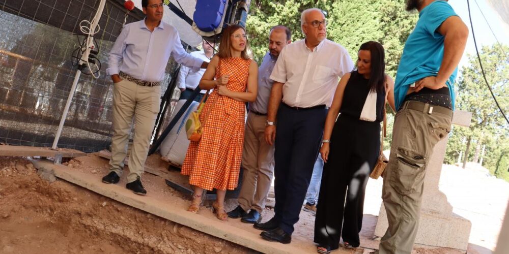 Los trabajos de exhumación de cinco fosas comunes en el cementerio de Manzanares llegan a la mitad
