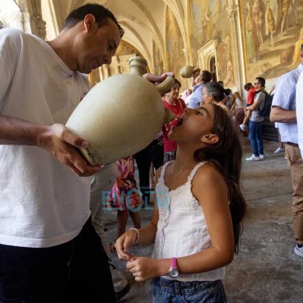 Tradicional bebida del agua de la Virgen en la celebración del Sagrario en la Catedral de Toledo. Foto: Rebeca Arango.