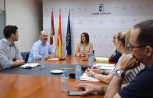 Reunión entre la dirección General de Turismo y agentes relacionados con el sector.
