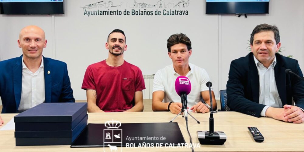 Fran Lara (con el suéter rojo) y Fran García, agasajados por su pueblo.