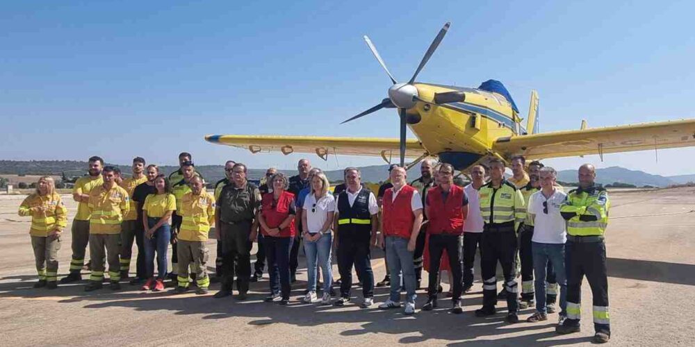 La consejera de Desarrollo Sostenible, Mercedes Gómez, durante su visita a la base helitransportada de Carcelén (Albacete)