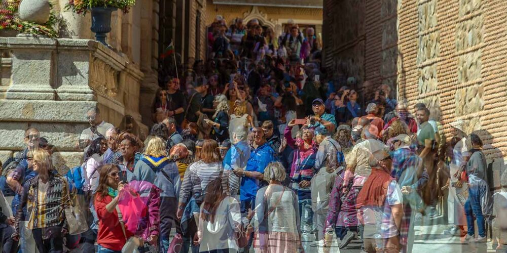Montaje de turistas en Toledo. Foto: EFE/Ángeles Visdómine