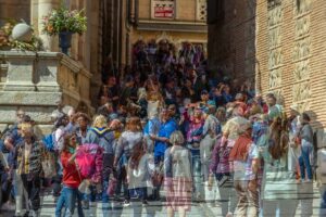 Montaje de turistas en Toledo. Foto: EFE/Ángeles Visdómine