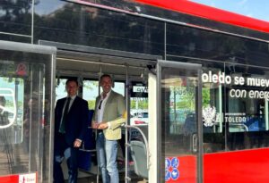 El alcalde de Toledo, Carlos Velázquez, en la presentación de estos vehículos, junto con el concejal de Movilidad, Iñaki Jiménez. 