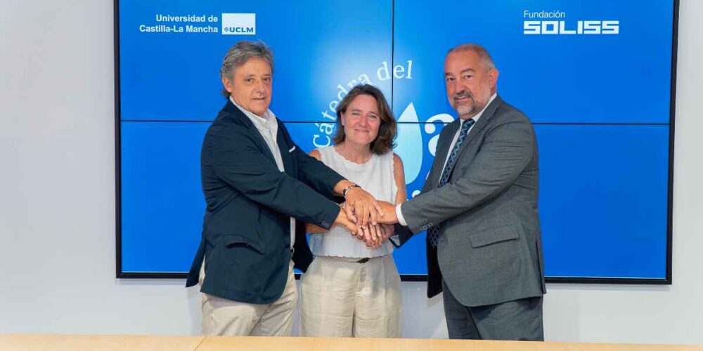 El director de la Fundación Soliss, César Duro. La directora de la Cátedra del Tajo UCLM-Soliss, Beatriz Larraz, y el rector de la UCLM, Julián Garde.