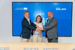 El director de la Fundación Soliss, César Duro. La directora de la Cátedra del Tajo UCLM-Soliss, Beatriz Larraz, y el rector de la UCLM, Julián Garde.