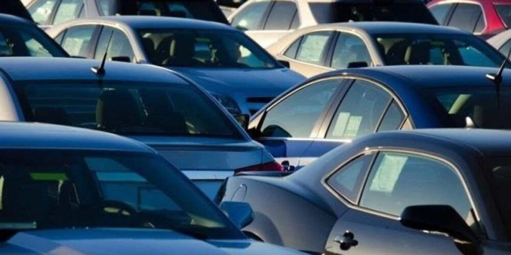 Imagen de archivo de coches en venta.