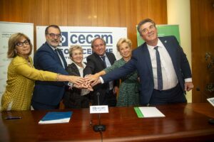 Foto de familia del acuerdo entre AECC y cecam. Foto: Rebeca Arango.