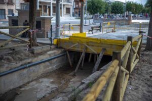 Obras de restauración del canal que se desbordó en el centro de Yunclillos, un año después de la Depresión Aislada en Niveles Altos (DANA) que azotó España, y especialmente la provincia de Toledo, el pasado 3 de septiembre de 2023, tres de los municipios más afectados por el temporal, Yunclillos, Yuncler y Magán, han recuperado prácticamente la normalidad, aunque lamentan la nula ayuda económica y aseguran que la gente "tiene miedo". EFE/Ismael Herrero
