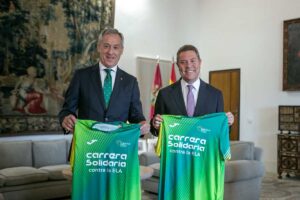 Javier López Partín y Emiliano García-Page, con la camiseta de la Carrera Solidaria contra la ELA.