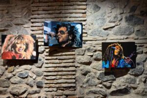 Exposición en las Cuevas de Hércules.