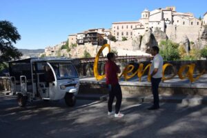 Álvaro Martínez Chana, presidente de la Diputación de Cuenca, conociendo el nuevo servicio de "tuk-tuk.