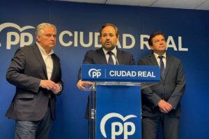 Rueda de prensa de Paco Núñez, acompañado del presidente de la Diputación y el alcalde de Ciudad Real