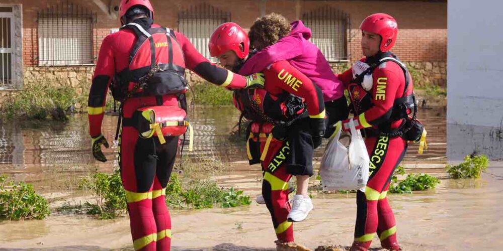 Efectivos de la UME ayudando a los afectados por las inundaciones en la localidad conquense de Mira. EFE/ Álvaro del Olmo