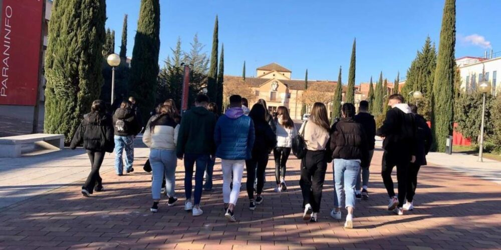 Varios estudiantes acceden al Campus de la UCLM en Ciudad Real