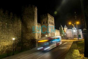 Autobús urbano de Toledo frente a la muralla y ante la puerta de Bisagra. Foto: ENCLM/Rebeca Arango.