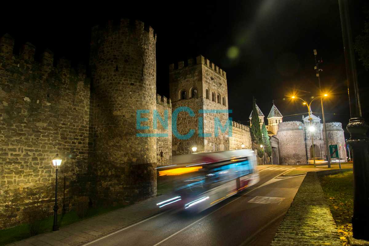Autobús urbano de Toledo frente a la muralla y ante la puerta de Bisagra. Foto: ENCLM/Rebeca Arango.