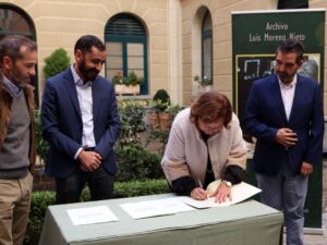 Concepción Cedillo, firmando el convenio con los herederos de Moreno Nieto.