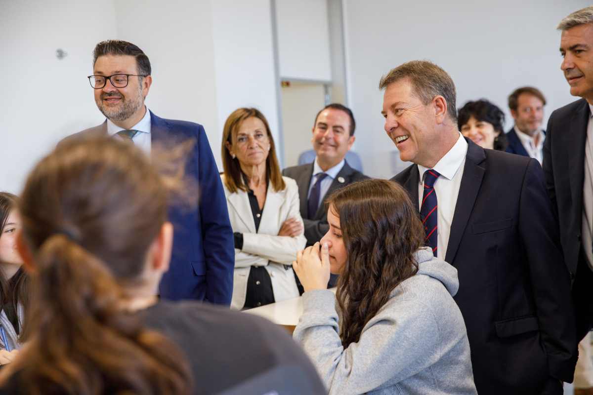 El jefe del Ejecutivo autonómico, Emiliano García-Page, inaugura, en Ugena, en la provincia de Toledo, el nuevo IESO ‘Almudena Grandes’.