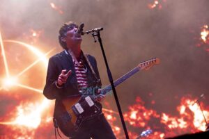 Noni, vocalista y guitarra del grupo Lory Meyers durante una actuación en Toledo. Foto: Rebeca Arango