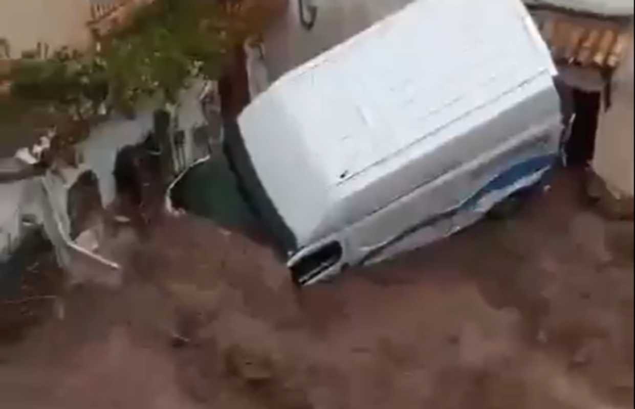 Imagen de un furgón arrastrado por el agua en Letur.