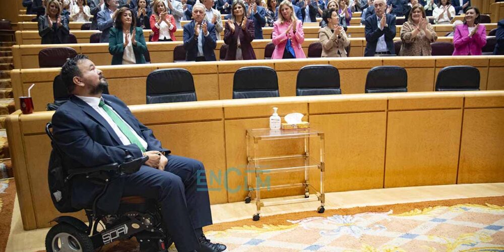 Juan Ramón Amores es aplaudido tras su intervención en el pleno del Senado en que se aprobó la Ley ELA. Foto: Rebeca Arango.