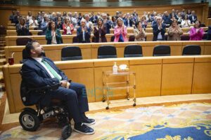 Juan Ramón Amores es aplaudido tras su intervención en el pleno del Senado en que se aprobó la Ley ELA. Foto: Rebeca Arango.