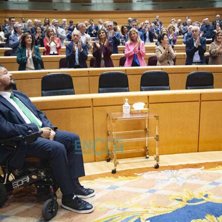 Juan Ramón Amores es aplaudido tras su intervención en el pleno del Senado en que se aprobó la Ley ELA. Foto: Rebeca Arango.